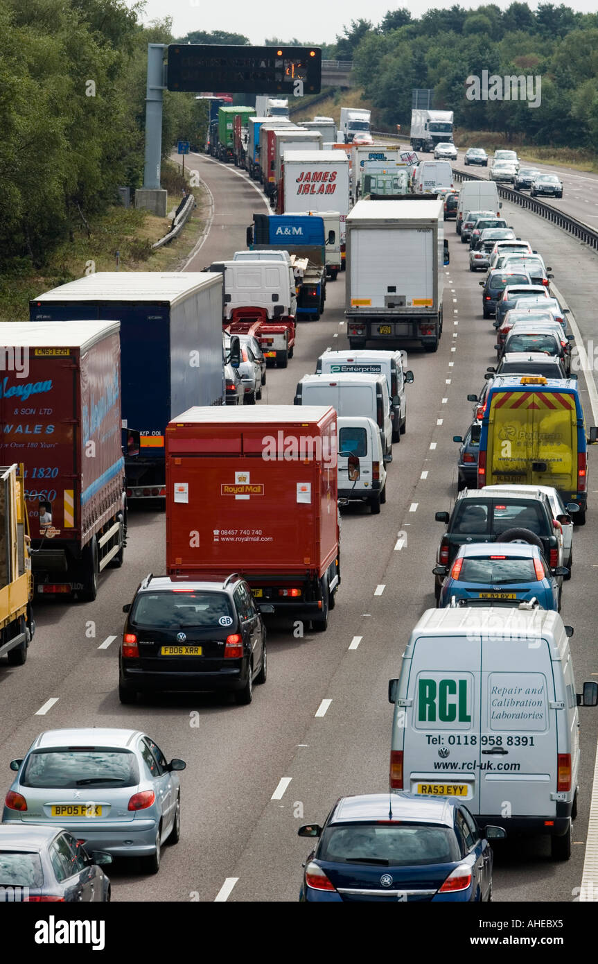 La congestione del traffico sulla autostrada M6 nel Cheshire dopo un crash del camion Cheshire Regno Unito Foto Stock