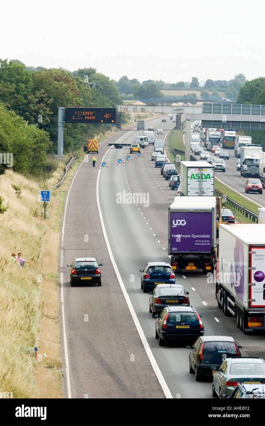 La congestione del traffico sulla autostrada M6 nel Cheshire dopo un crash del camion Cheshire Regno Unito Foto Stock