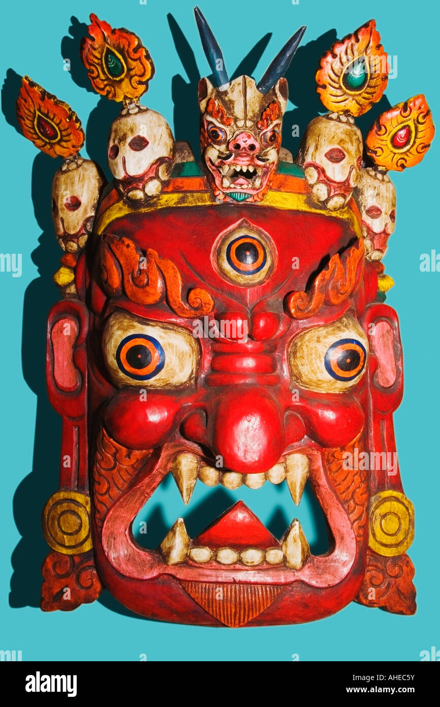 Una terrificante rosso intagliati e dipinti in legno tradizionale danza bhutanesi maschera utilizzata in religiosa buddista Festival. Foto Stock