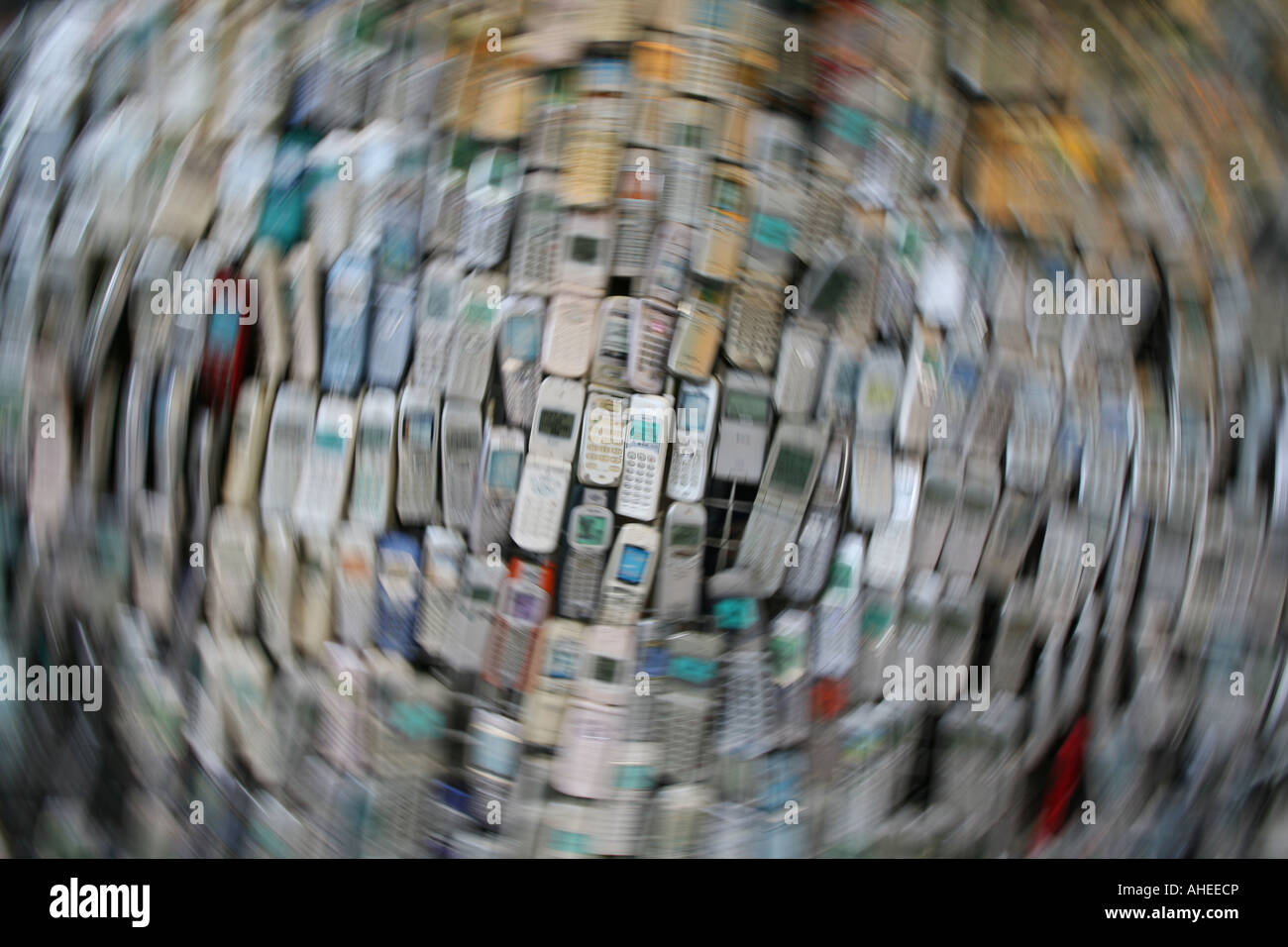 Parete di telefoni cellulari sulla parte esterna del telefono mobile shop a Tokyo Giappone Foto Stock
