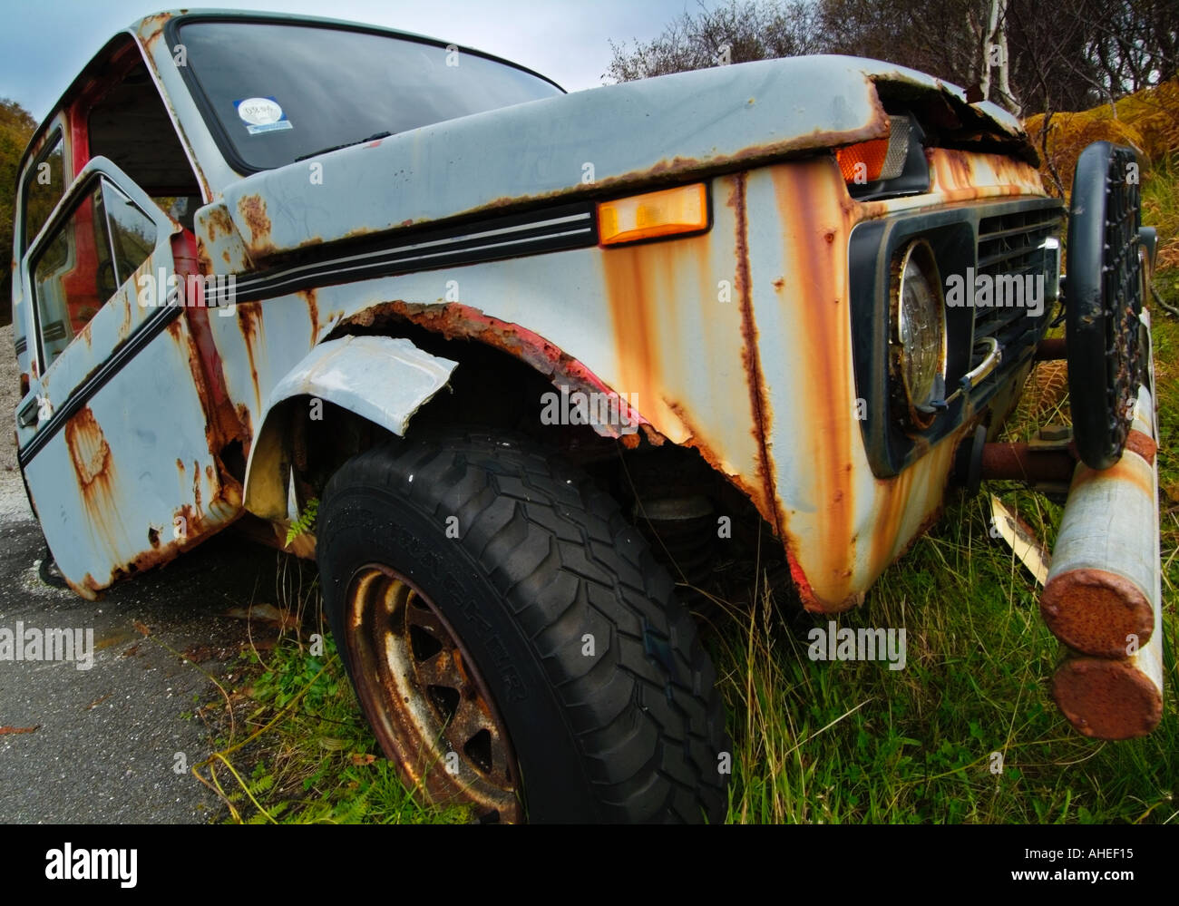 Rusty abbandonato decrepito vecchio Lada Automobile devastata dal lato della strada vicino a: Achmelvich Sutherland nord ovest della Scozia UK Foto Stock