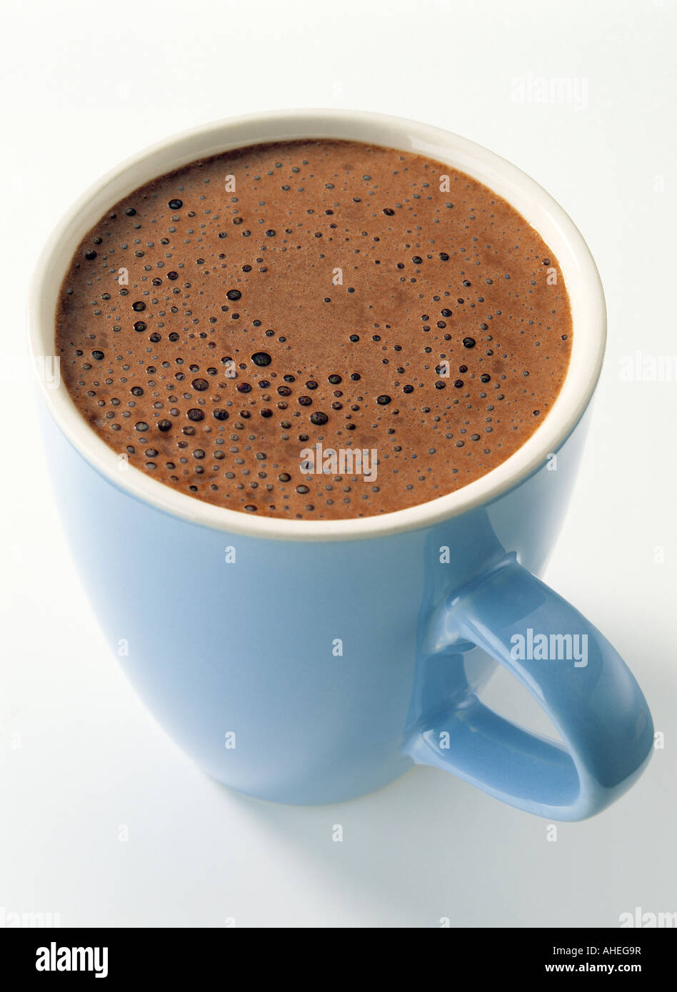 Una tazza di cioccolato caldo su sfondo bianco Foto Stock