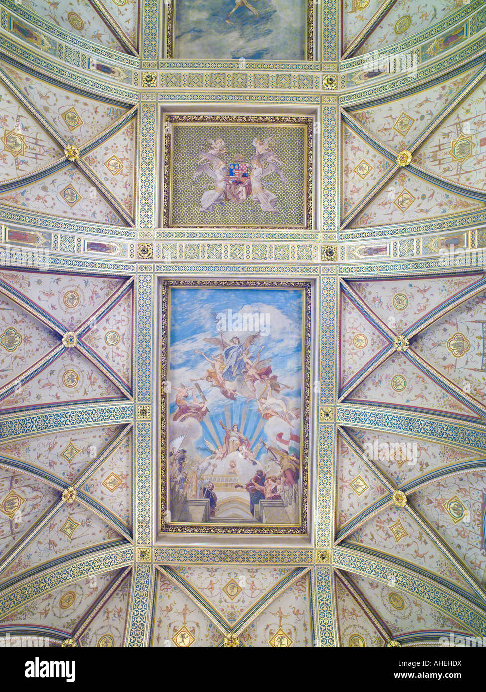 La glorificazione di Ungheria, affresco dipinto di Károly Lotz al di sopra della scala principale, ungherese del palazzo del parlamento, Budapest, Foto Stock