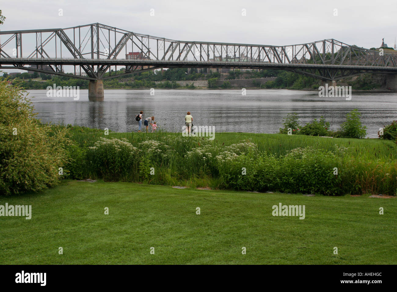 Vista del fiume Ottawa sotto il ponte di Alexandra ad Ottawa in Canada Foto Stock