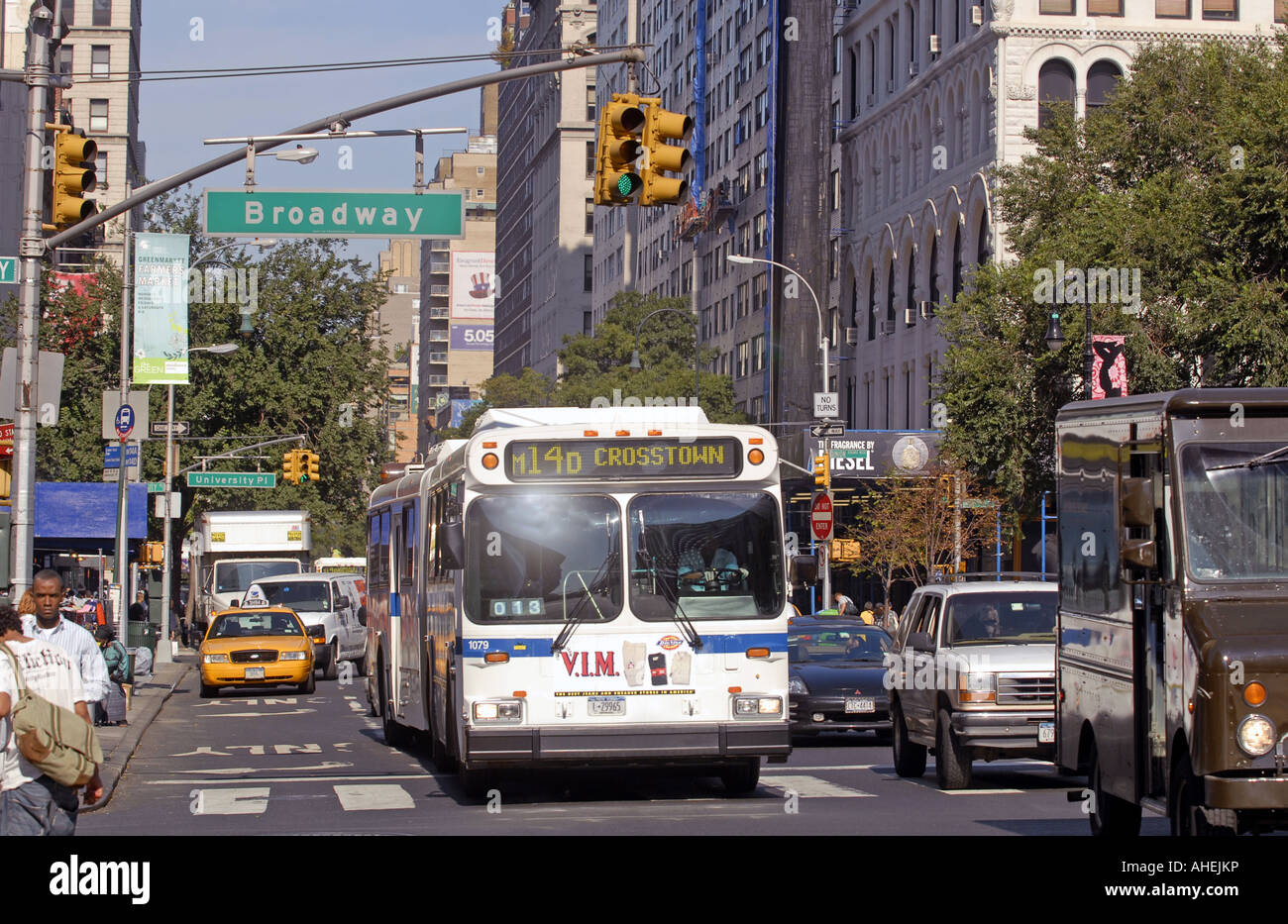 Attraversate il bus passeggero New York City Stati Uniti d'America Foto Stock