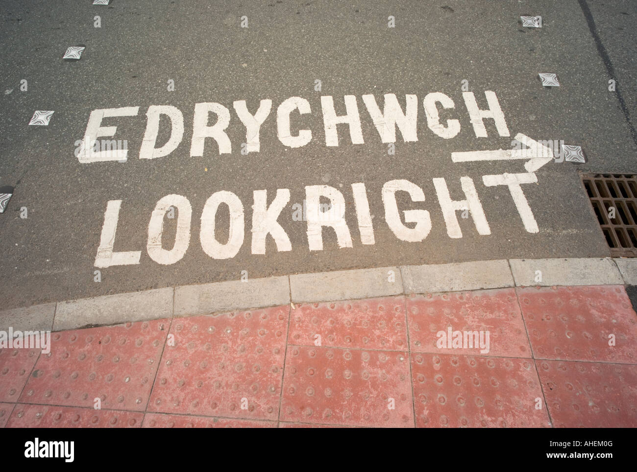 Guardare a destra strada marker in inglese e gallese (edrychwch) Llandudno North Wales Foto Stock