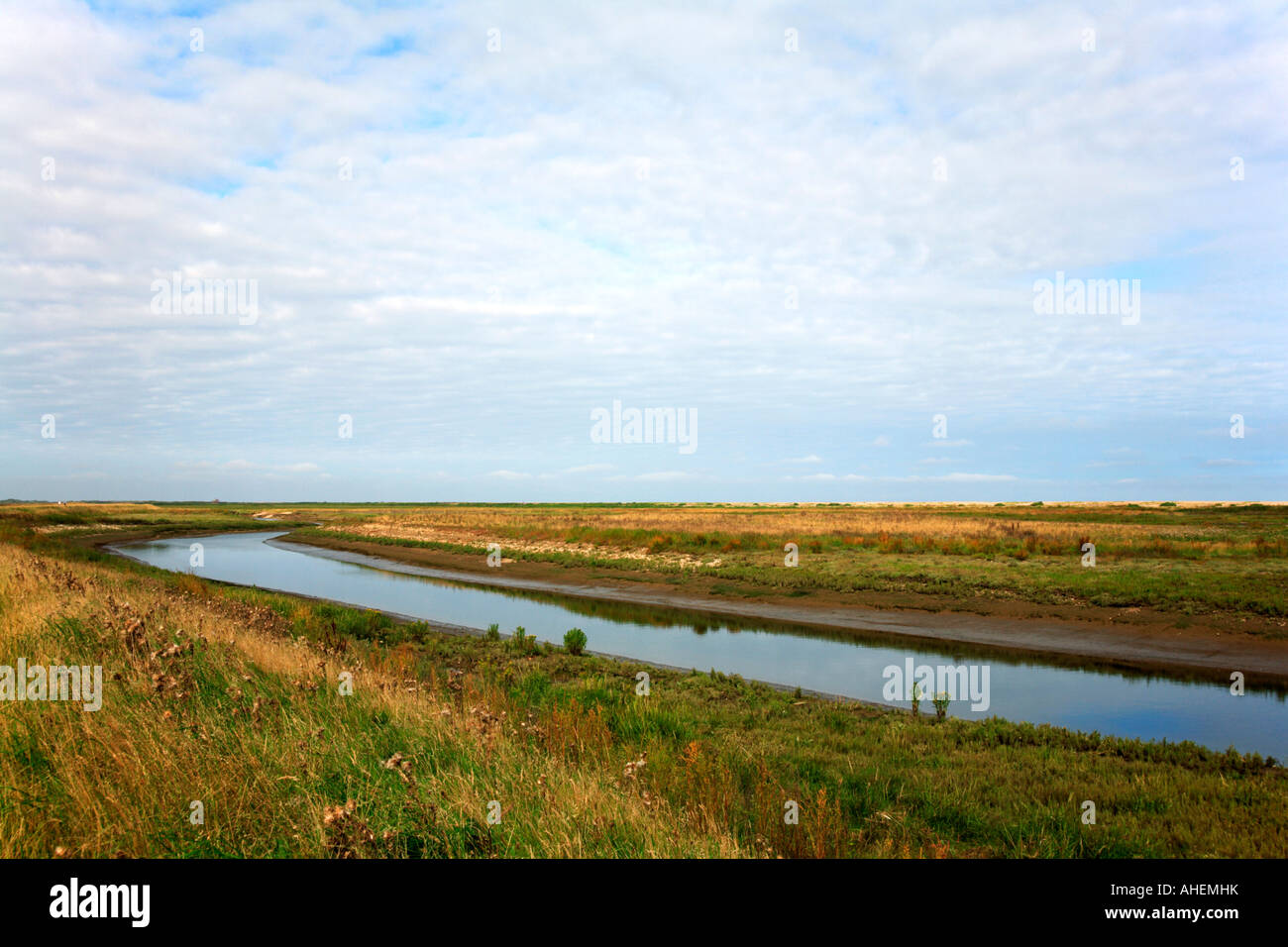 Il fiume Glaven seguendo il suo corso reindirizzati nel canale Blakeney, Norfolk, Regno Unito. Foto Stock