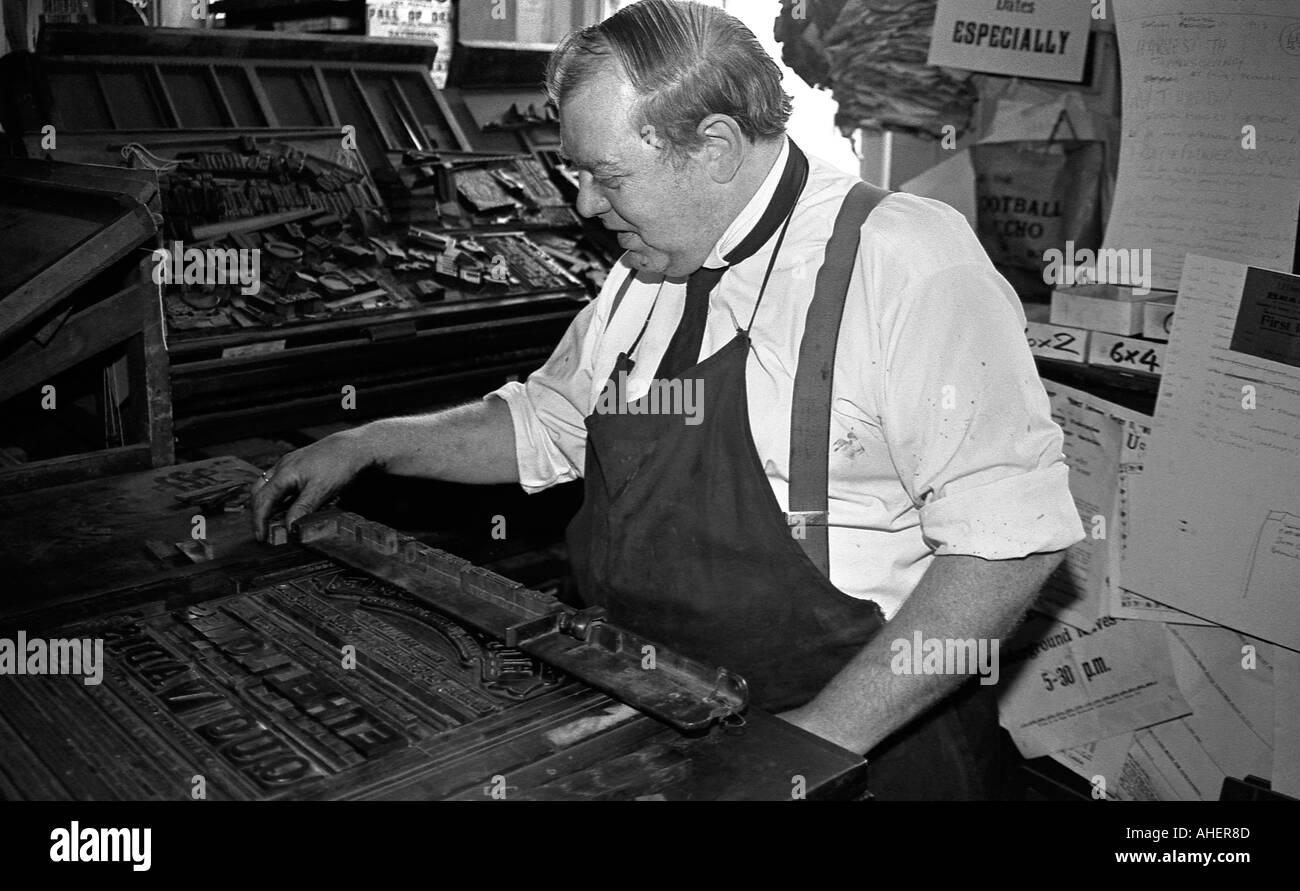L'uomo dimostrando la stampa come è stato fatto circa 1900 a Beamish folk museum Foto Stock