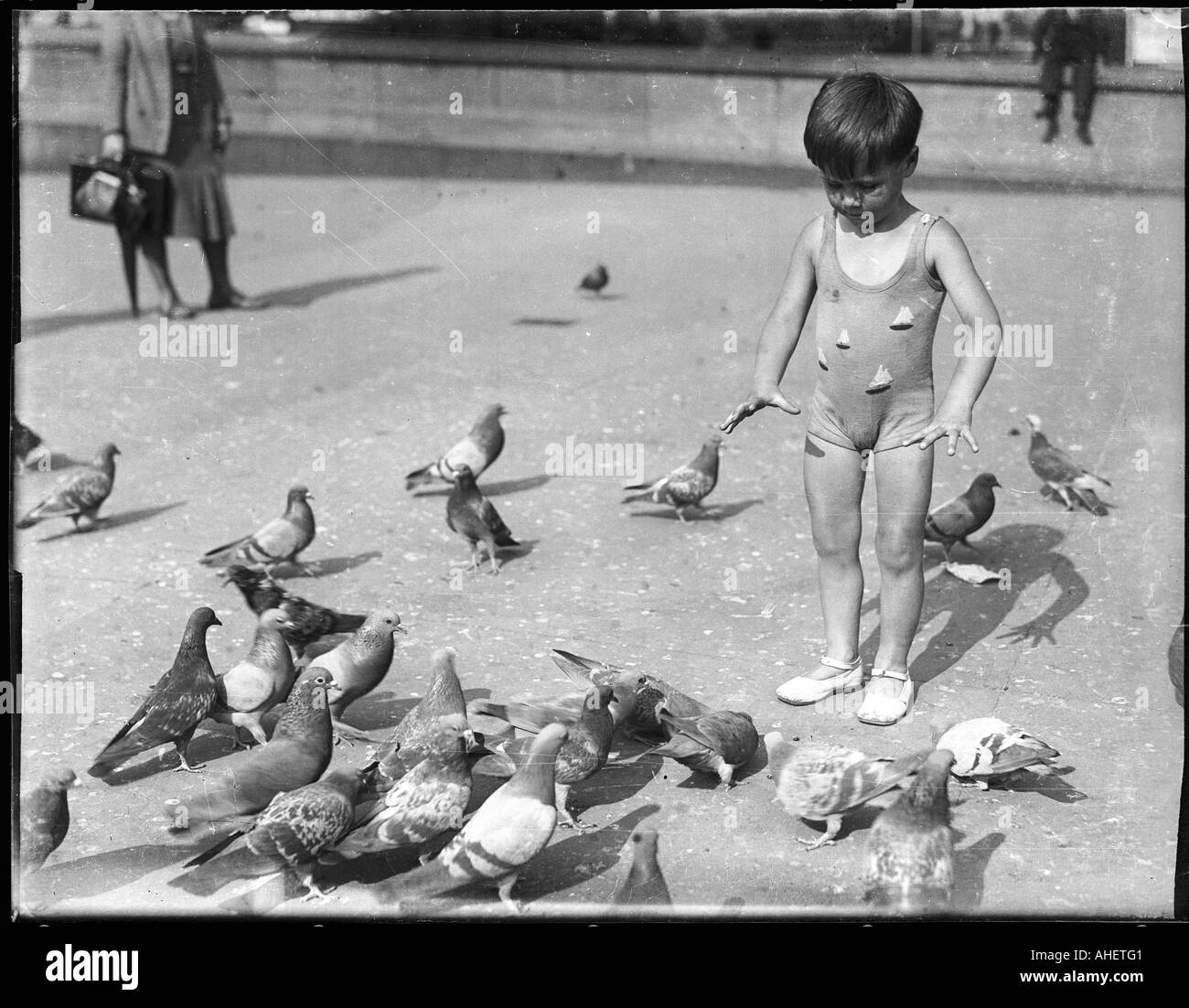 Ragazzo con piccioni Foto Stock