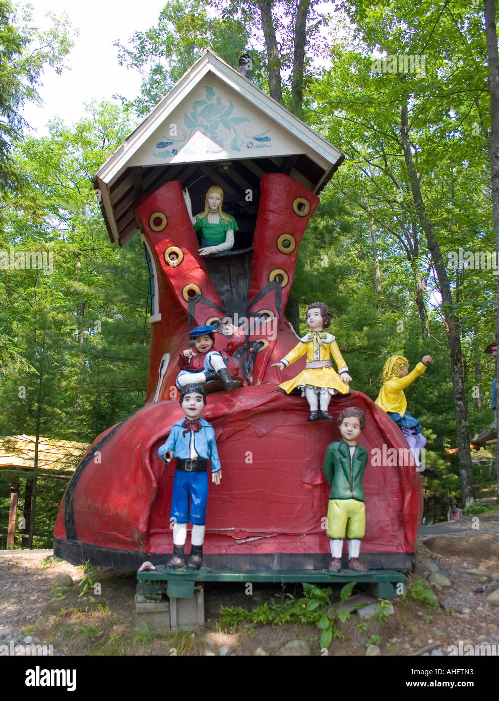 La vecchia signora nella calzatura in corrispondenza di foresta magica di Lake George New York Foto Stock