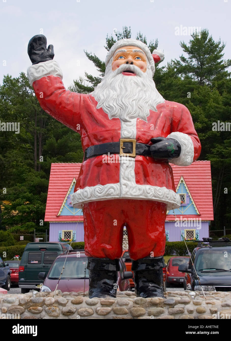 Gigante Santa Claus in foresta magica di una favola per bambini a tema parco divertimenti aperto nel 1963 in Lake George New York Foto Stock