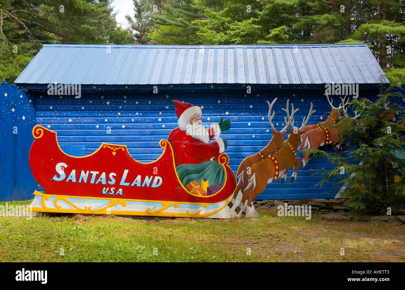 Santa su di una slitta con le renne tagliati a Santa terra USA a Putney Vermont Foto Stock