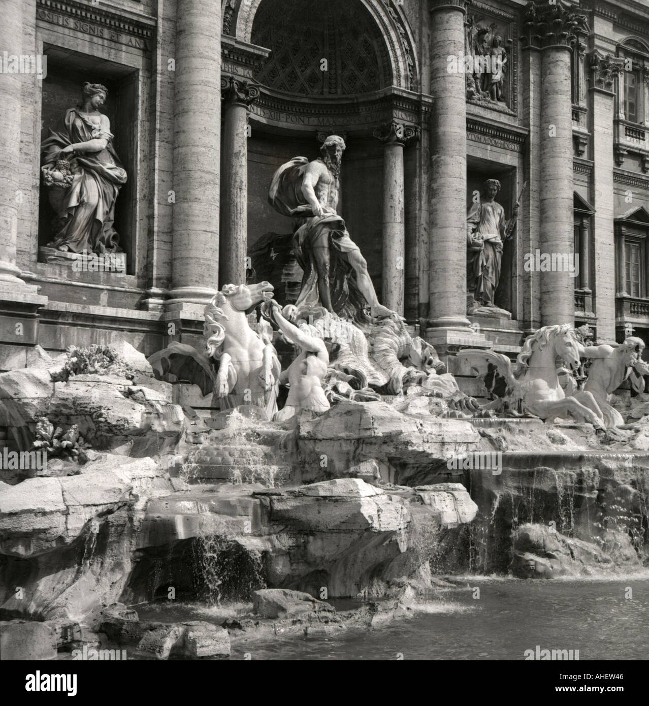 Vista del famoso tre monete in una fontana di Trevi a Roma Foto Stock