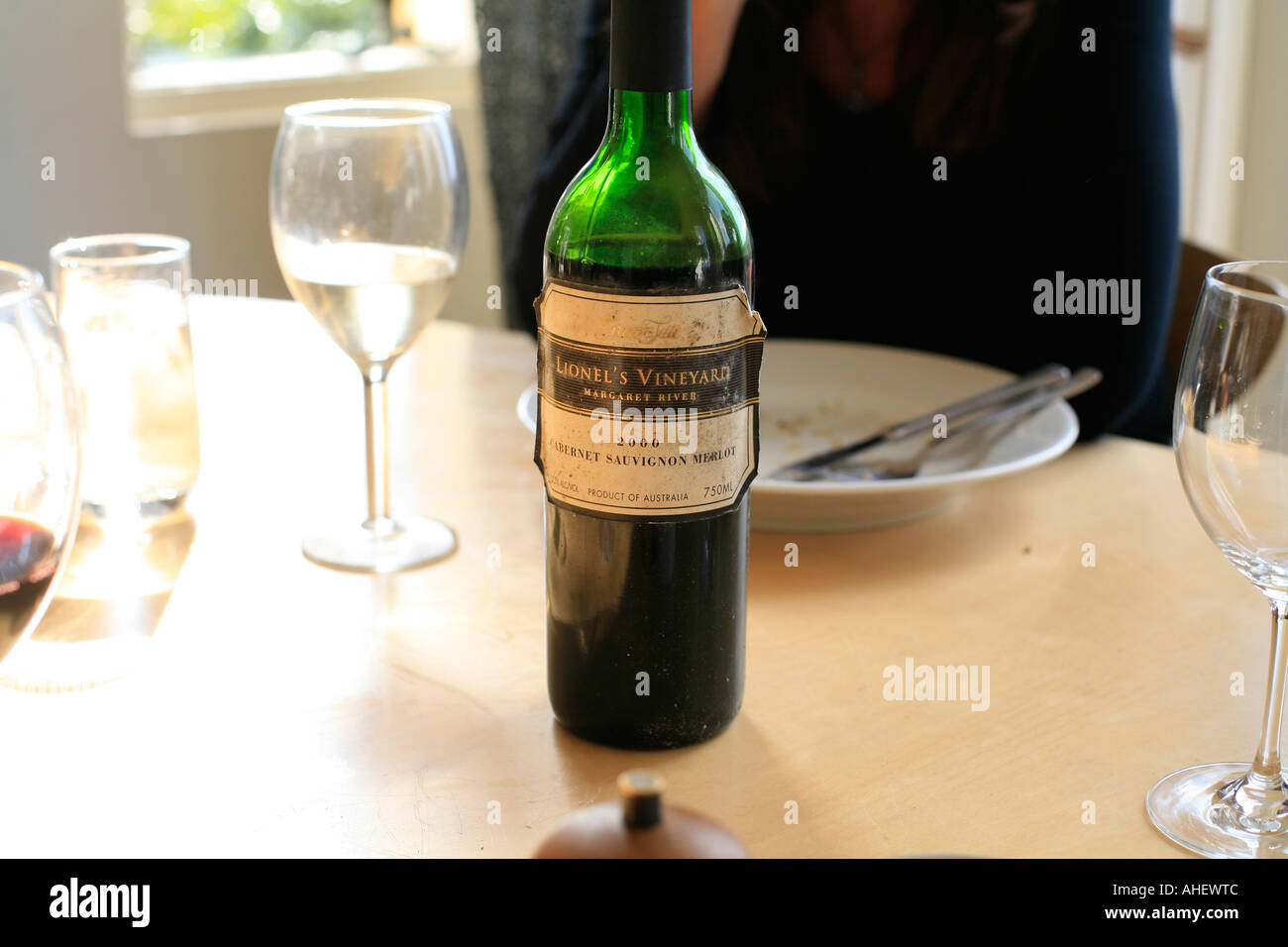 Una vecchia bottiglia vintage australiano di Margaret River Cabernet Sauvignon Merlot 2000 aperto per il pranzo Foto Stock