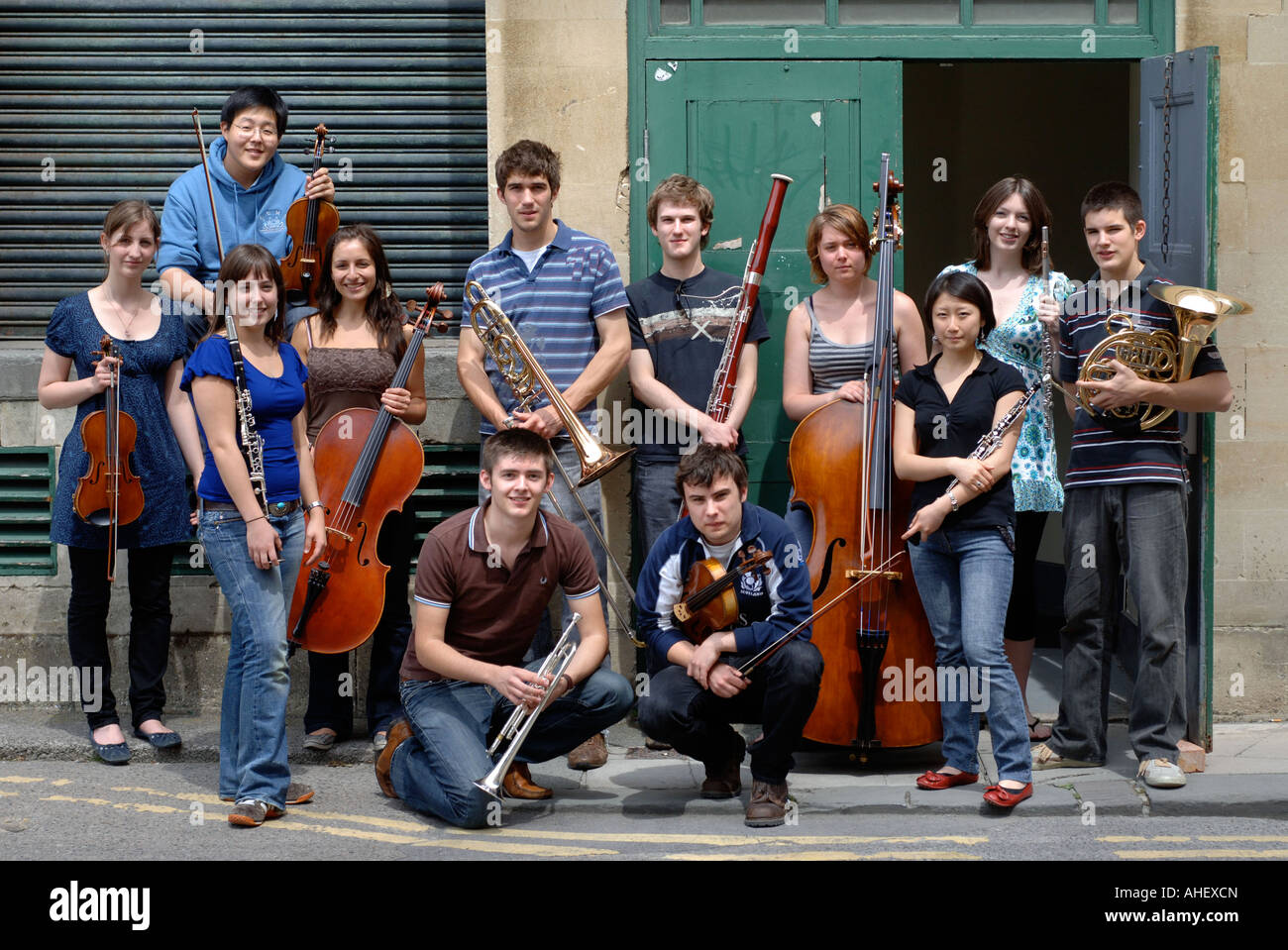 Parte del National Youth Orchestra tra prove DIETRO LE QUINTE FORUM BATH REGNO UNITO Foto Stock