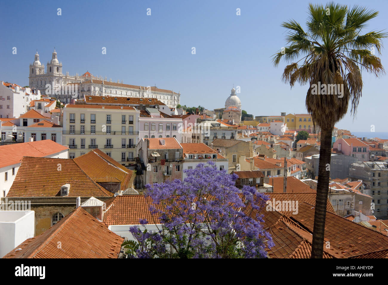 Portogallo Lisbona vista sul quartiere di Alfama verso il Mosteiro de Sao Vicente de Fora Foto Stock