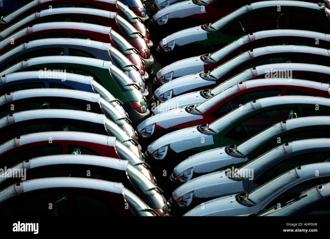 Un gruppo di nuovi Ford Ka Auto stand in linee in attesa della spedizione da Southampton Docks Hampshire Inghilterra UK per l'esportazione Foto Stock