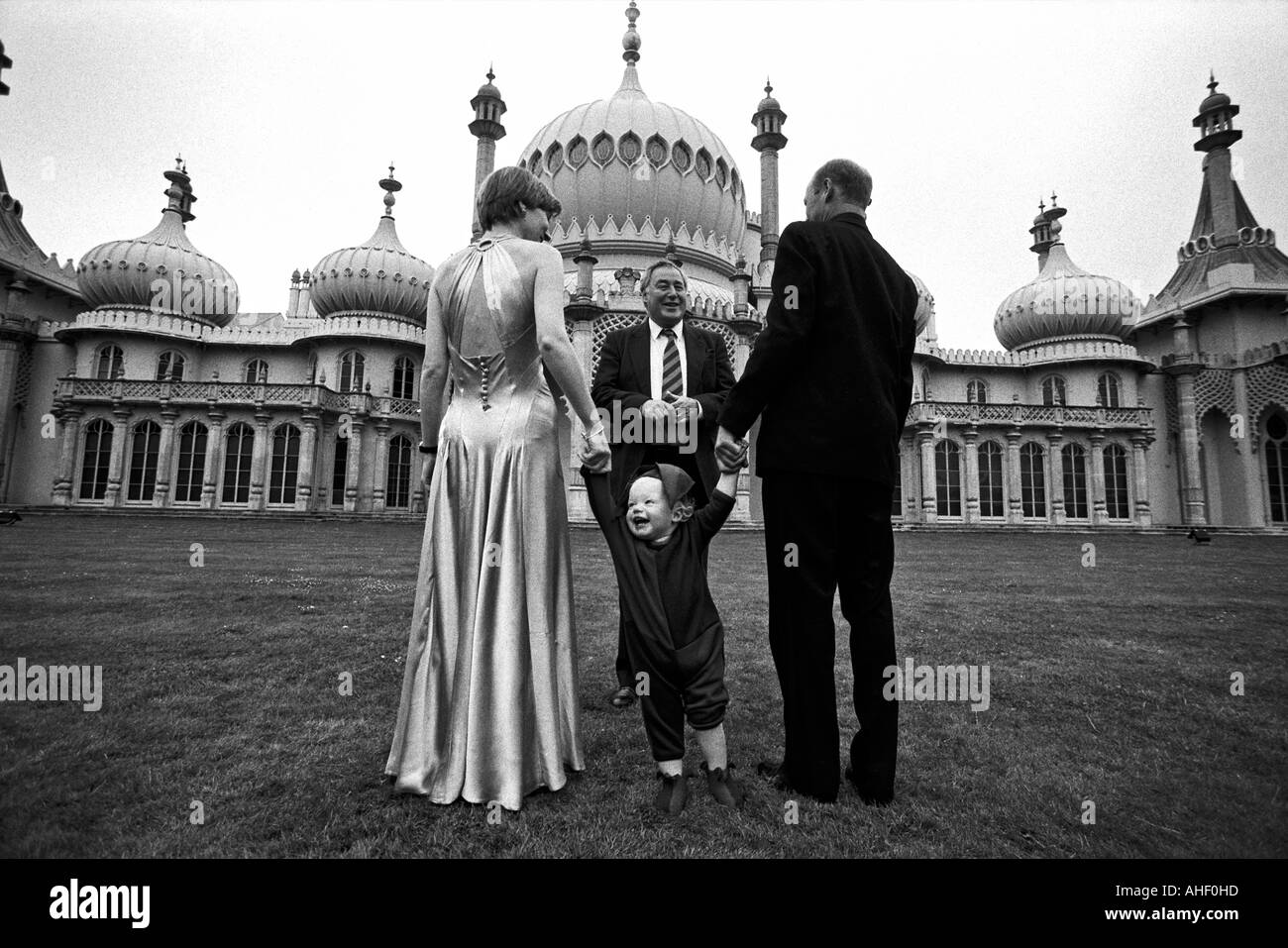 Coppia giovane con impish piccolo ragazzo di sposarsi al Padiglione di Brighton 1995 Foto Stock