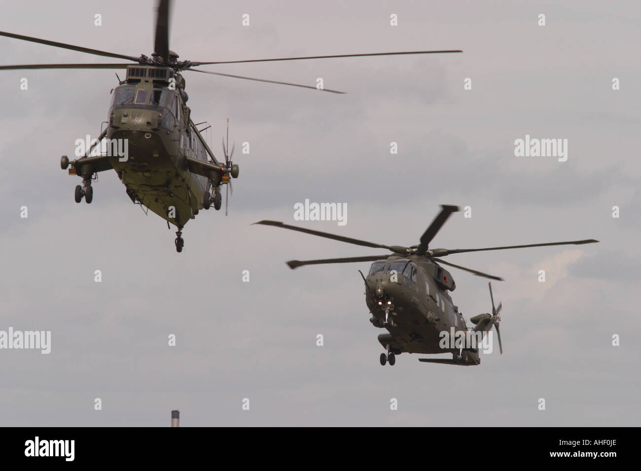 Royal Navy Sea King HC4 e Royal Air Force Merlin HC3 elicottero volando insieme forniscono trasporto truppe per il Regno unito le forze armate Foto Stock