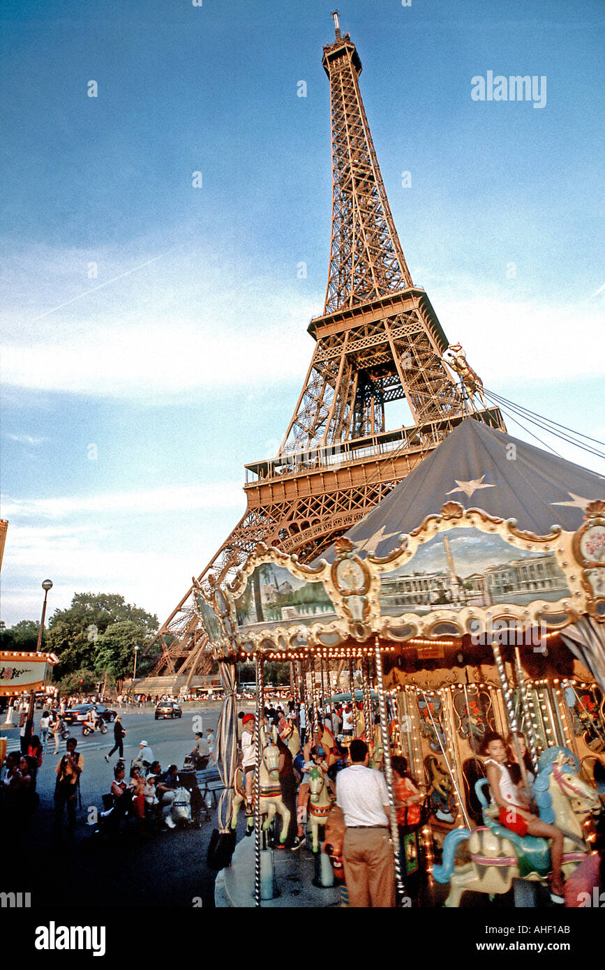 Parigi Francia, Torre Eiffel con le famiglie a cavallo su 'buon Go Round' i bambini viaggiano Foto Stock