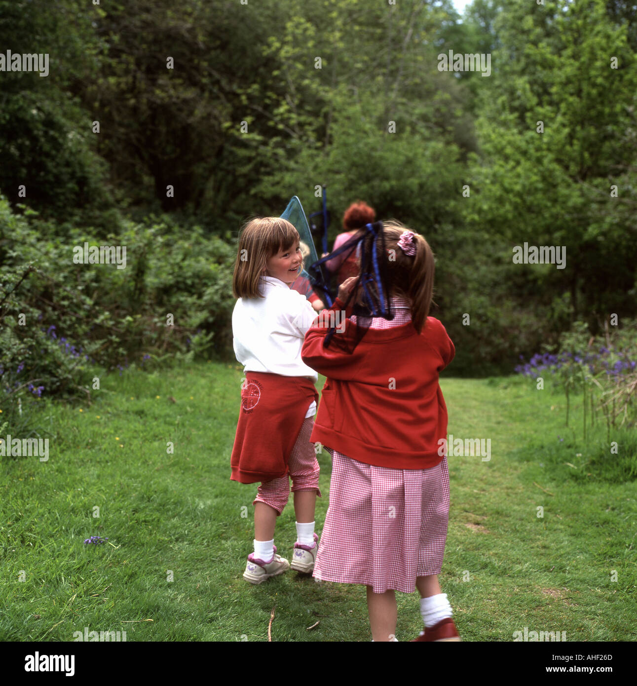 Viaggio scolastico bambini con reti a farfalla che camminano all'esterno su un Sentiero naturalistico nel Golden Grove Gelli Aur Country Park Nel Galles del Carmarthenshire Regno Unito Foto Stock