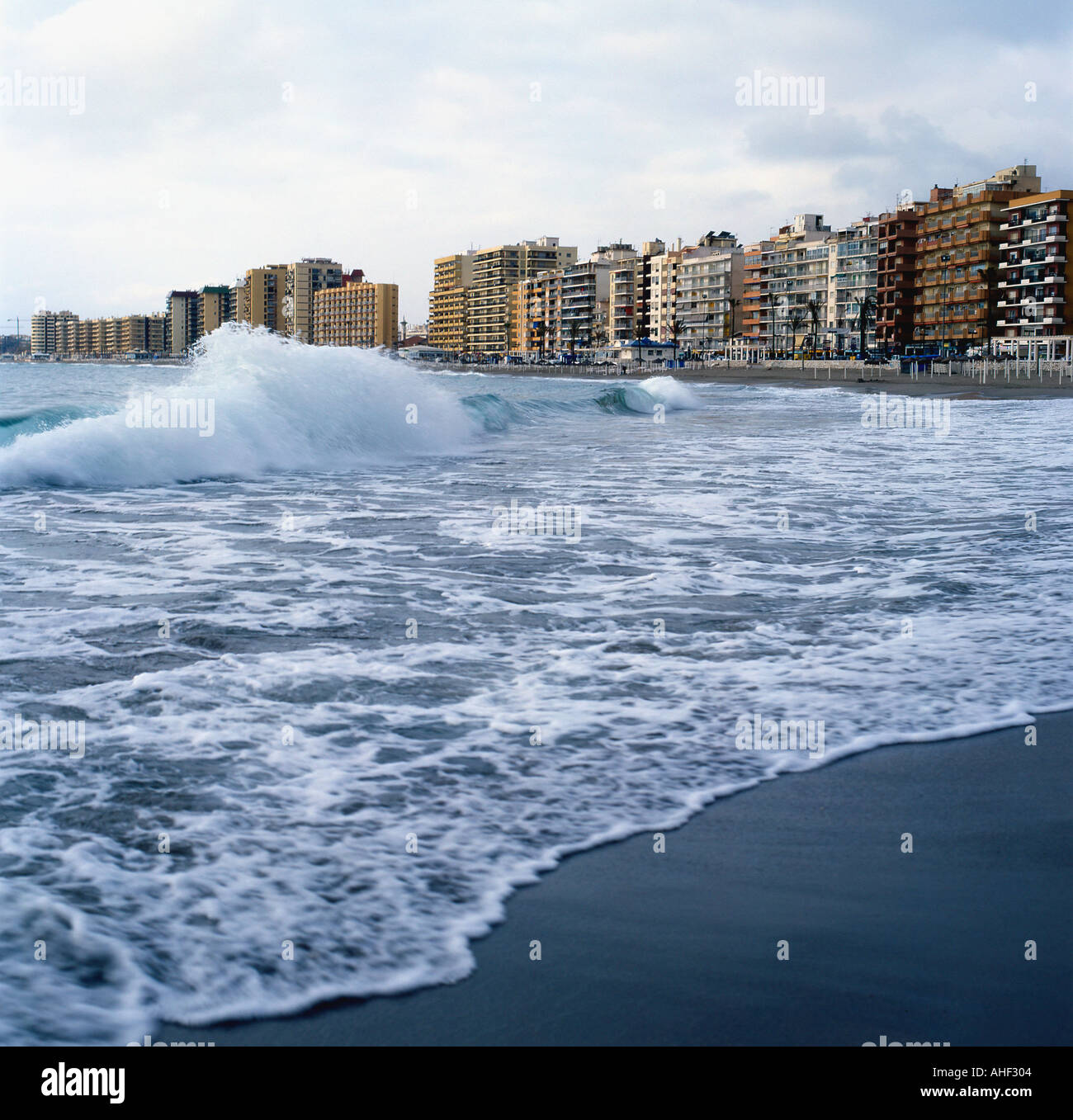 Il mare e le coste con edifici alti a Fuengirola Andalusia Spagna meridionale Foto Stock