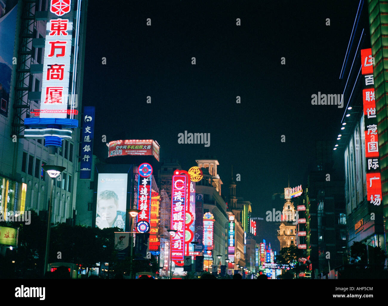 Mondo grandi città. Luci al neon di Nanjing Road nella città di Shanghai in Cina in Asia. Avventura di viaggio cultura estremo oriente Foto Stock