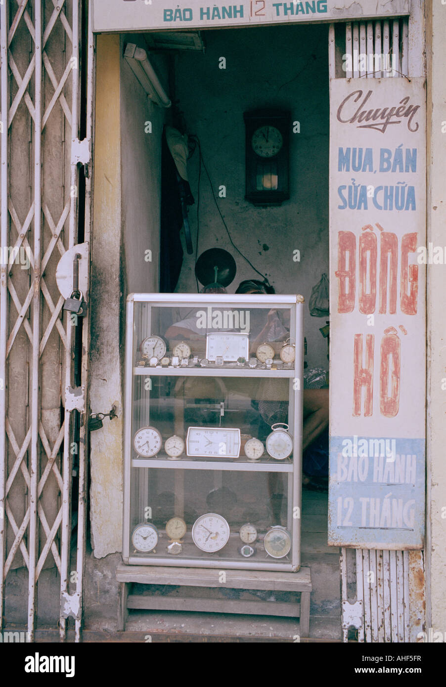 Street Photography - un orologio shop nel quartiere della citta' vecchia di Hanoi nel Vietnam del Sud-est asiatico in Estremo Oriente. La povertà di vendita al dettaglio Foto Stock