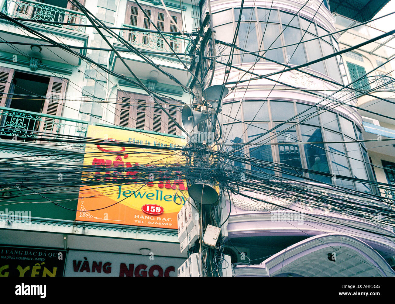 Crazy cablaggio telefonico nella città vecchia di Hanoi nel Vietnam in estremo oriente Asia sudorientale. telecom telecomunicazioni scena di strada baraccopoli urbane travel Foto Stock
