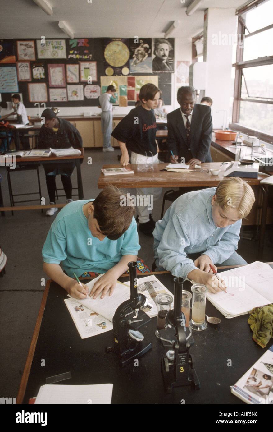 Scuola secondaria di classe di scienze Foto Stock