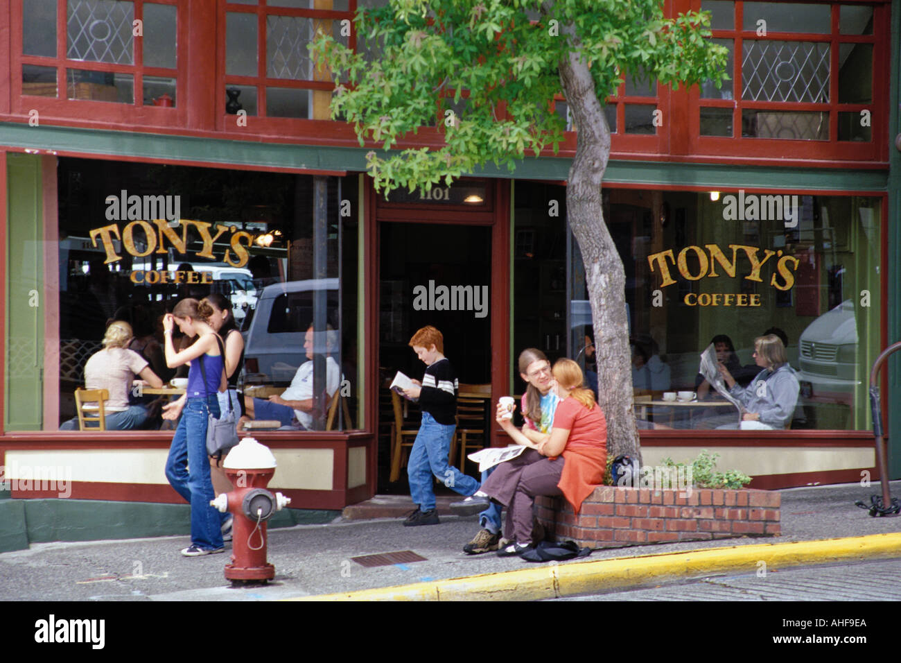 Fairhaven Washington le persone si radunano in ed intorno a Tony s Coffeehouse Foto Stock