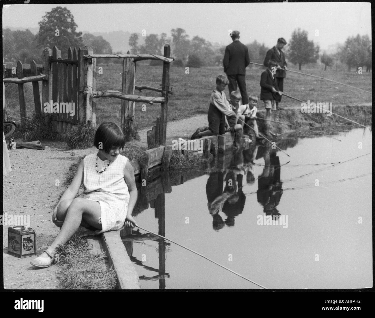 Ragazza pesca Foto Stock