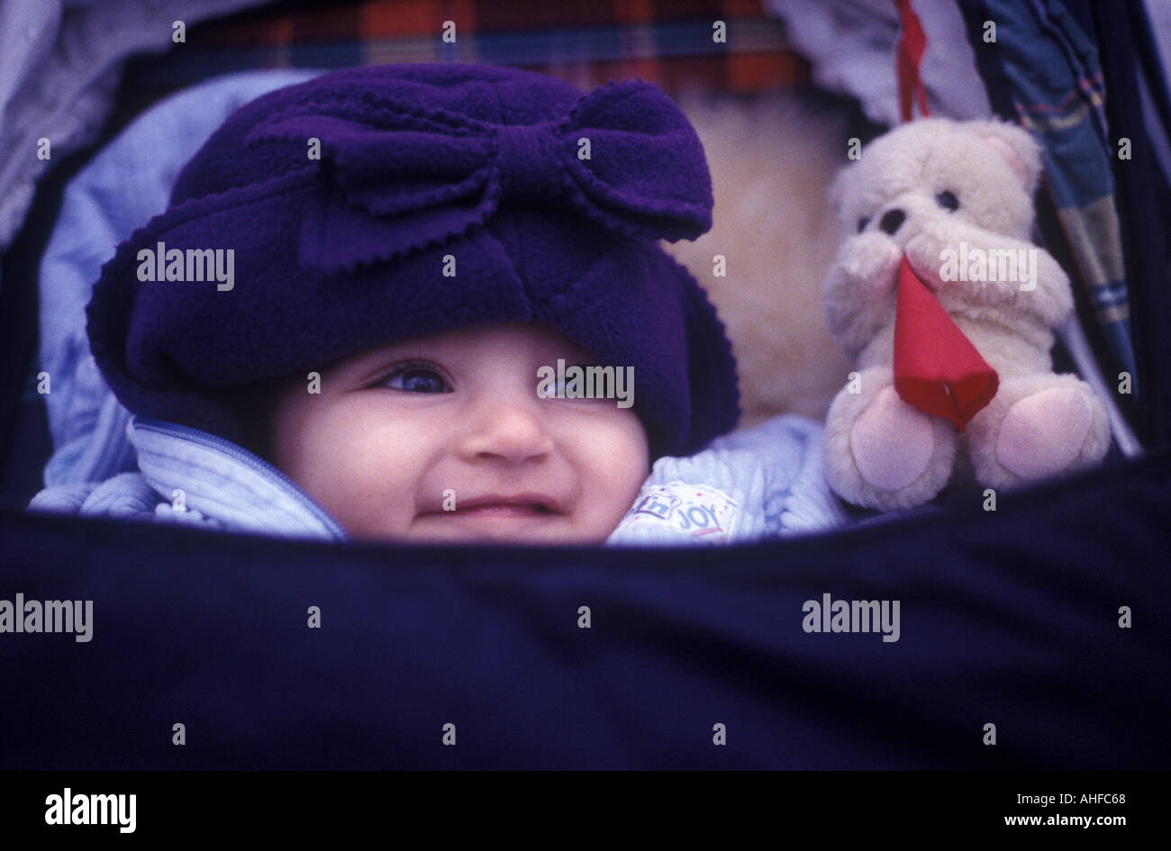 Un bambino guarda fuori dalla sua PRAM, Londra, Regno Unito. Foto Stock