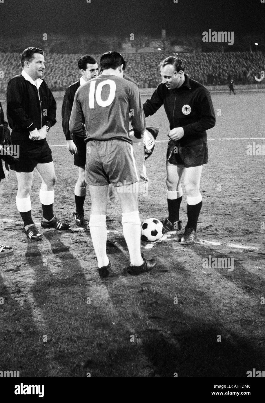 Calcio, partita internazionale, 1965, Wedau Stadium di Duisburg, Germania contro FC Chelsea Londra 0:1, arbitro Gerhard Schulenburg da Amburgo e assistenti, team leader     (Chelsea, n. 10) e Uwe Seeler (Germania) a destra Foto Stock