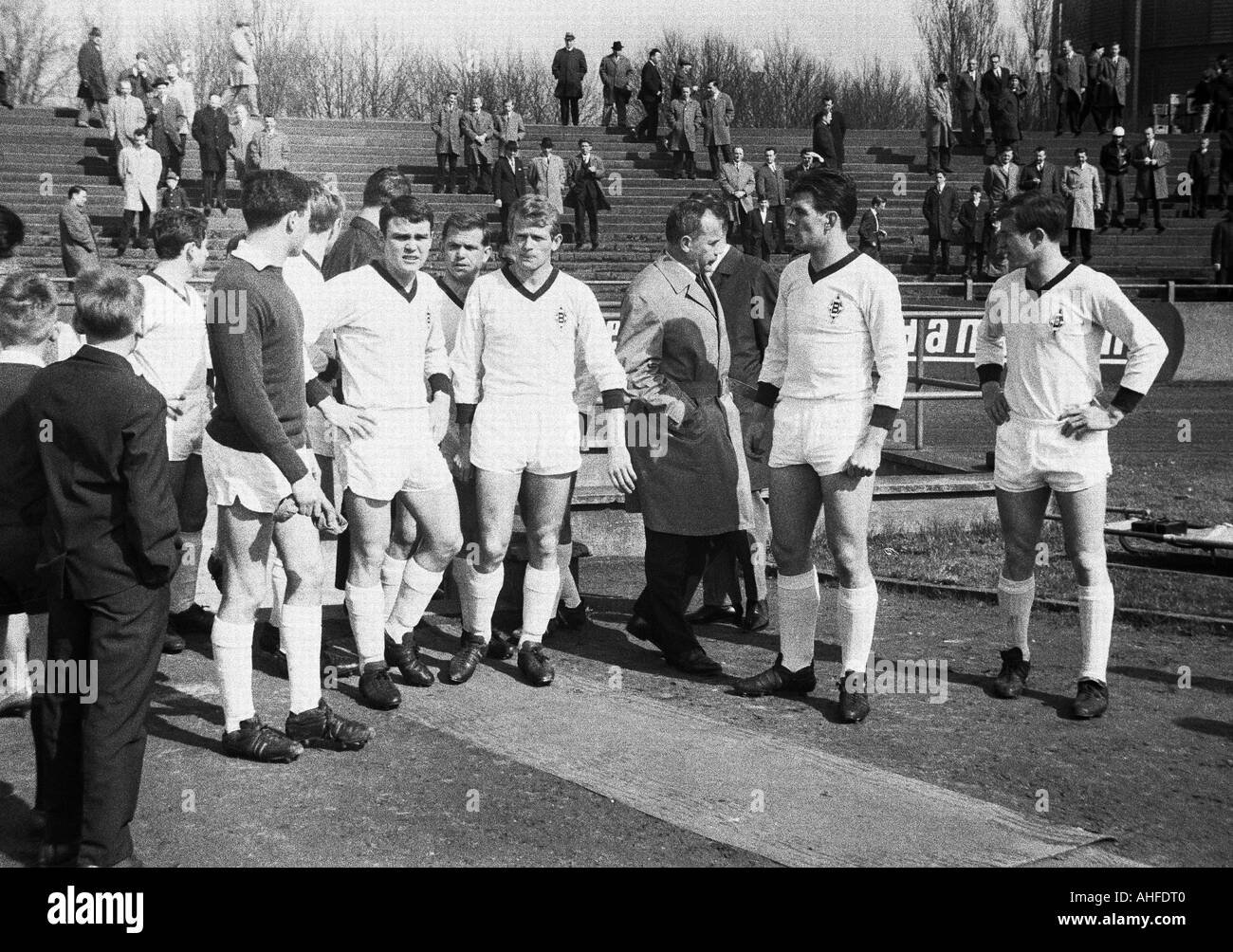 Calcio, Regionalliga Ovest, 1964/1965, Sportfreunde Hamborn 07 contro il Borussia Moenchengladbach 1:3, Stadio Holtkamp im a Duisburg, calciatori, f.l.t.r. Heinz Lowin (MG), il custode Rudolf Kraetschmer (MG), Guenter Netzer (MG), Herbert Laumen (MG), Foto Stock
