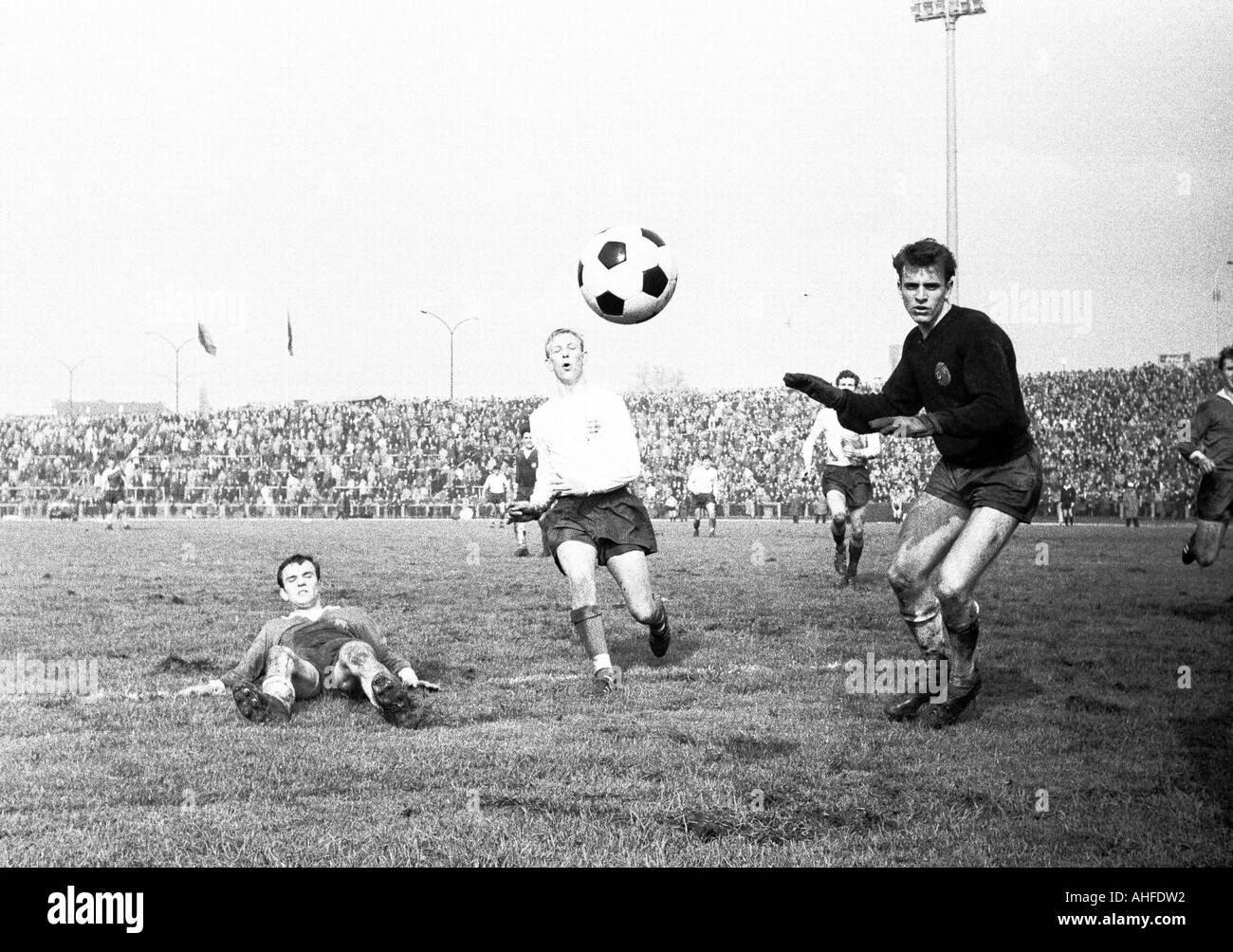 Calcio UEFA internazionale della gioventù torneo di classe 1965, finale, Repubblica democratica tedesca rispetto all'Inghilterra 3:2, Gruga Stadium di Essen, scena della partita Foto Stock