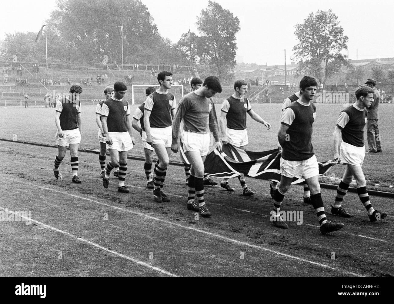 Calcio internazionale junior torneo di classe 1965, Stadio an der Castroper Strasse a Bochum, la squadra del FC Burnley entra nello stadio che mostra la bandiera nazionale della Gran Bretagna, den Unione Jack Foto Stock