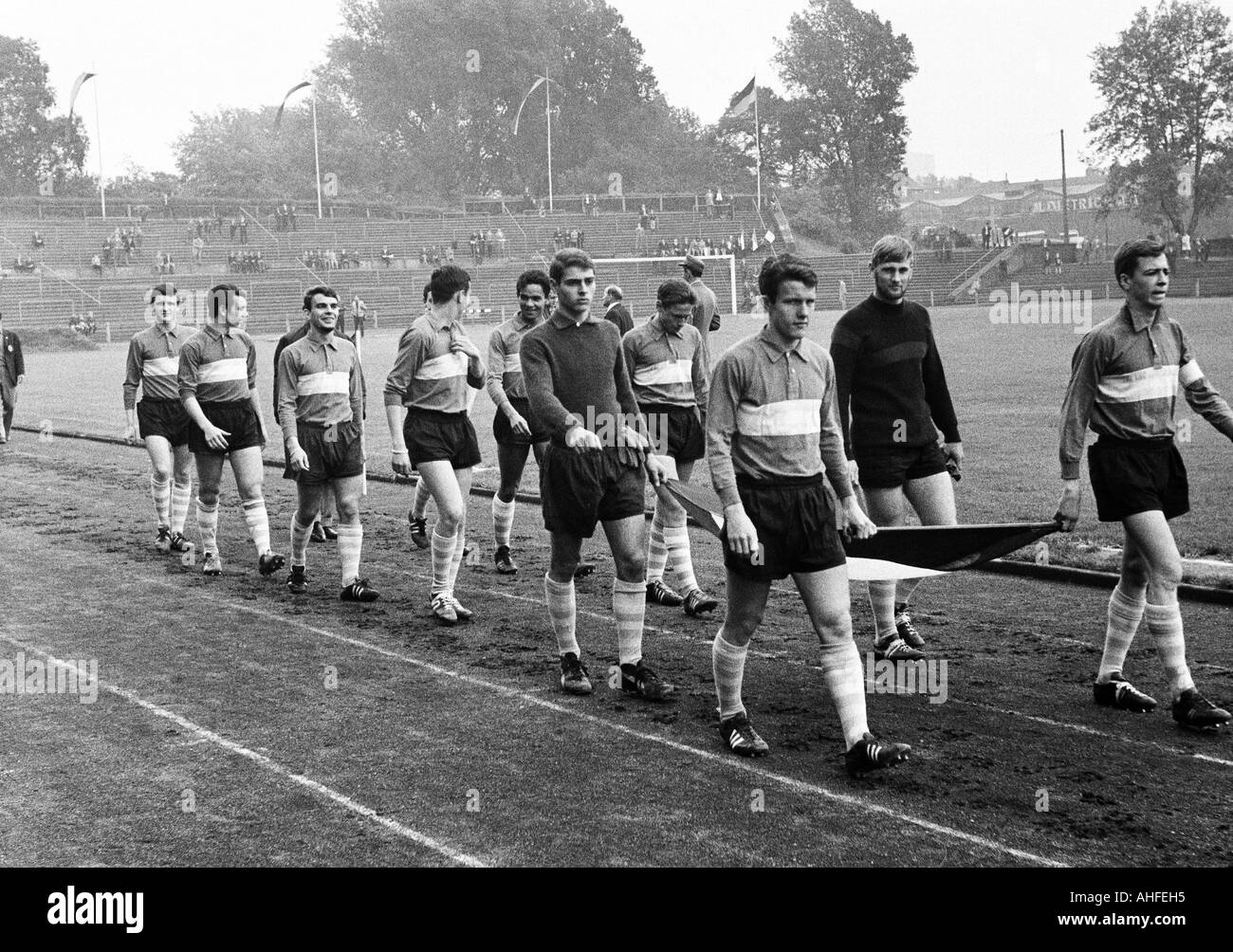 Calcio internazionale junior torneo di classe 1965, Stadio an der Castroper Strasse a Bochum, il team di Racing Club de Paris entra nello stadio che mostra la bandiera nazionale della Francia Foto Stock