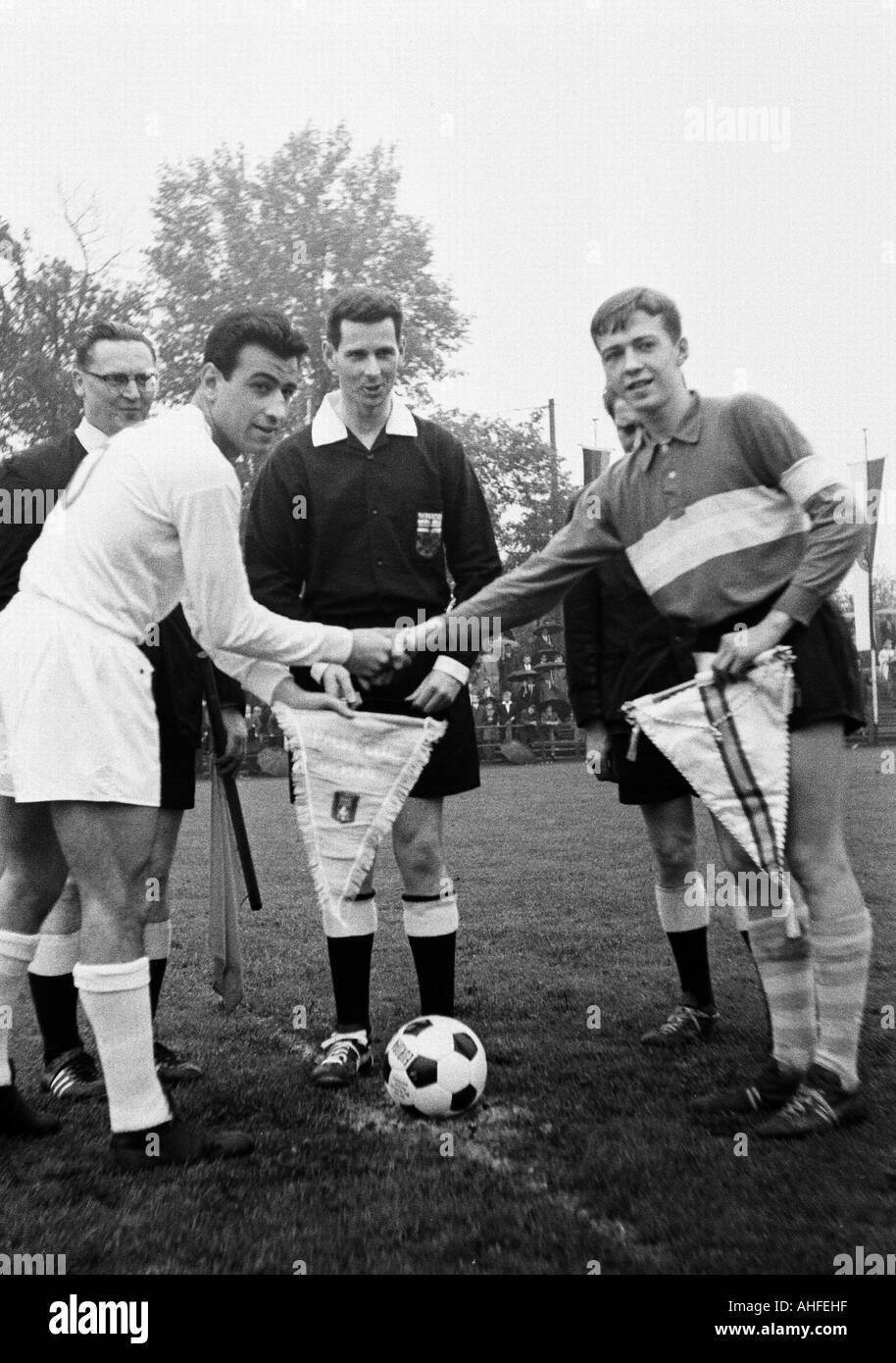 Calcio internazionale junior torneo di classe 1965, Real Madrid contro il Racing Club de Paris 4:0, Stadio an der Castroper Strasse a Bochum, arbitro Walter Eschweiler e i capitani delle squadre cambiando le fiamme Foto Stock