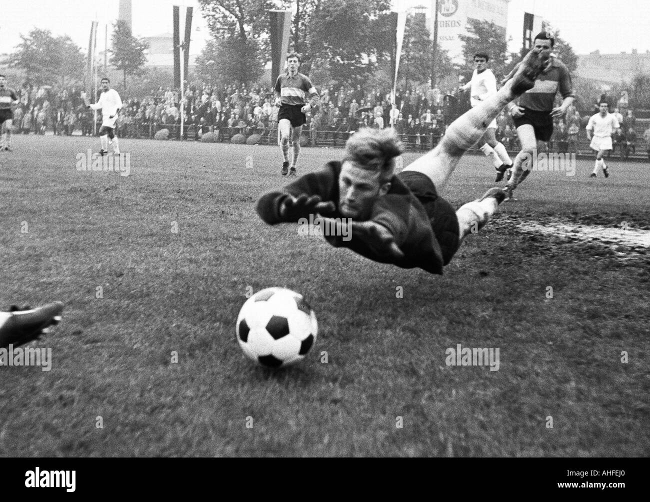 Calcio internazionale junior torneo di classe 1965, Real Madrid contro il Racing Club de Paris 4:0, Stadio an der Castroper Strasse a Bochum, scena del match, salvare del detentore di Parigi Foto Stock