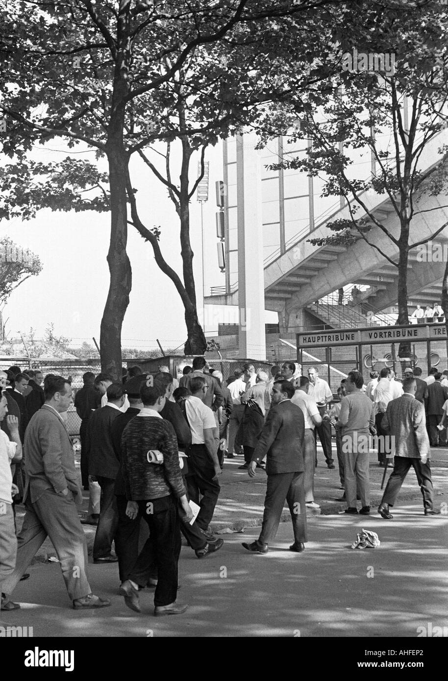 Calcio, Bundesliga, 1965/1966, Wedau Stadium di Duisburg, Meidericher SV rispetto a 1. FC Kaiserslautern 2:2, gli spettatori a piedi allo stadio, all inizio della stagione Foto Stock