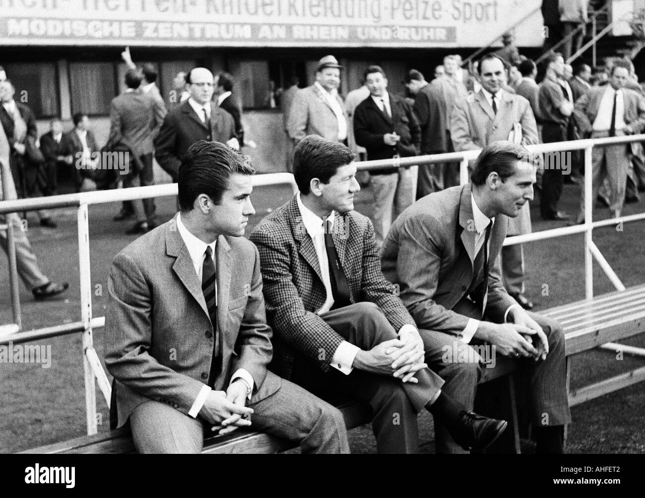 Calcio, partita internazionale, 1965, Stadio an der Hafenstrasse a Essen, Germania contro FC Chelsea Londra 3:2, i giocatori di calcio in civvies sul banco, f.l.t.r. Bernd Patzke (GER), Horst Szymaniak (GER), Manfred Manglitz (GER) Foto Stock