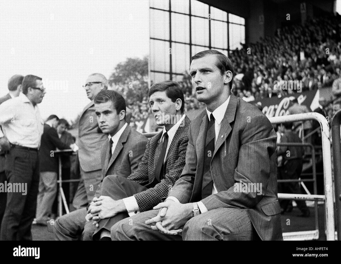Calcio, partita internazionale, 1965, Stadio an der Hafenstrasse a Essen, Germania contro FC Chelsea Londra 3:2, i giocatori di calcio in civvies sul banco, f.l.t.r. Bernd Patzke (GER), Horst Szymaniak (GER), Manfred Manglitz (GER) Foto Stock