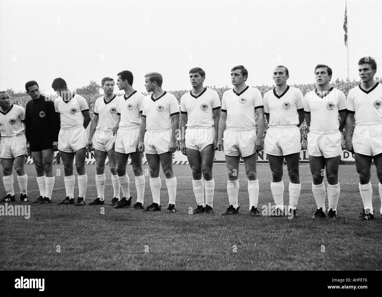 Calcio, partita internazionale, 1965, Stadio an der Hafenstrasse a Essen, Germania contro FC Chelsea Londra 3:2, team fotografia, shot del team nazionale tedesco, f.l.t.r. Uwe Seeler, Hans Tilkowski, Max Lorenz, Friedel Lutz, Franz Beckenbauer, Klaus Die Foto Stock