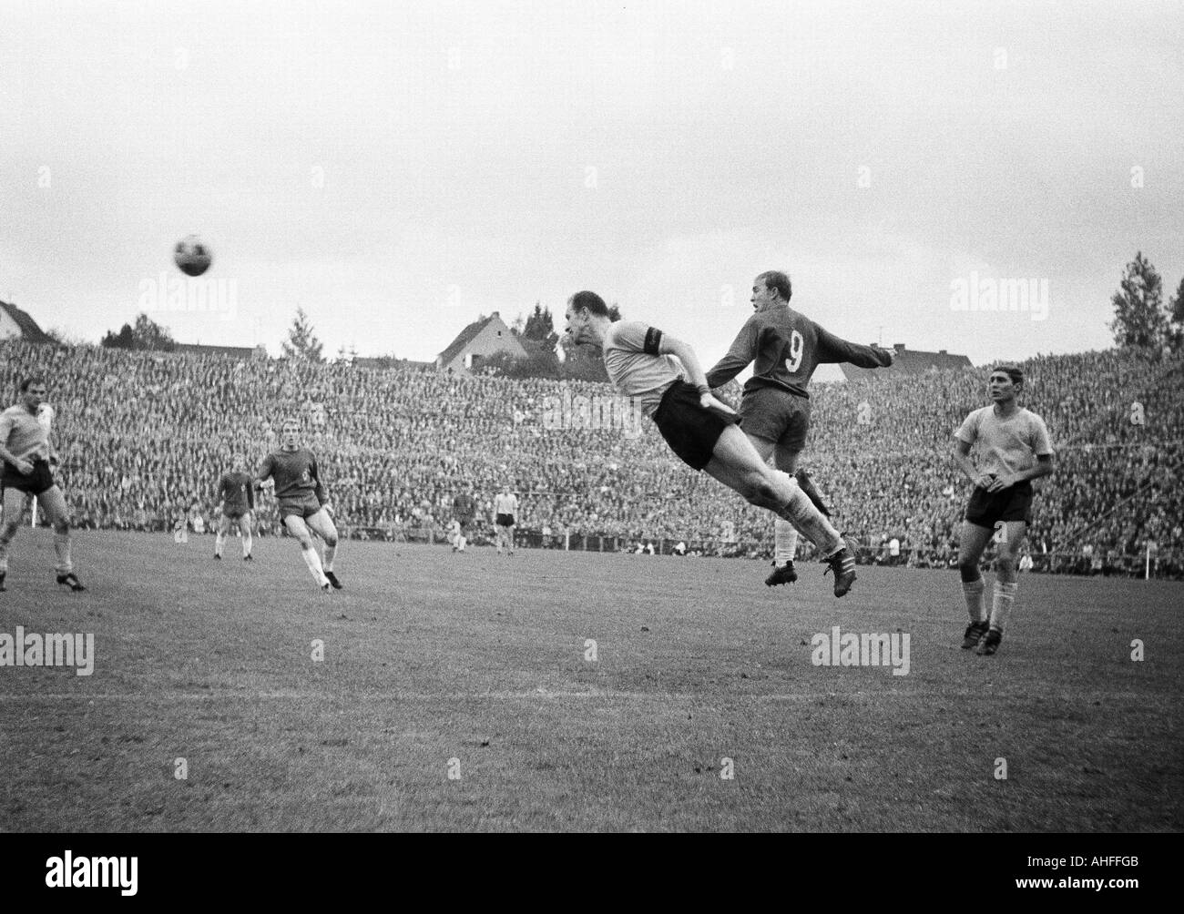 Calcio, Bundesliga, 1965/1966, Borussia Moenchengladbach contro il Borussia Dortmund 4:5, Boekelberg Stadium, scena del match, f.l.t.r. Reinhold Wosab (BVB), Guenter Netzer (MG), Wolfgang Paul (BVB), Bernd Rupp (MG), Rudolf Assauer (BVB) Foto Stock