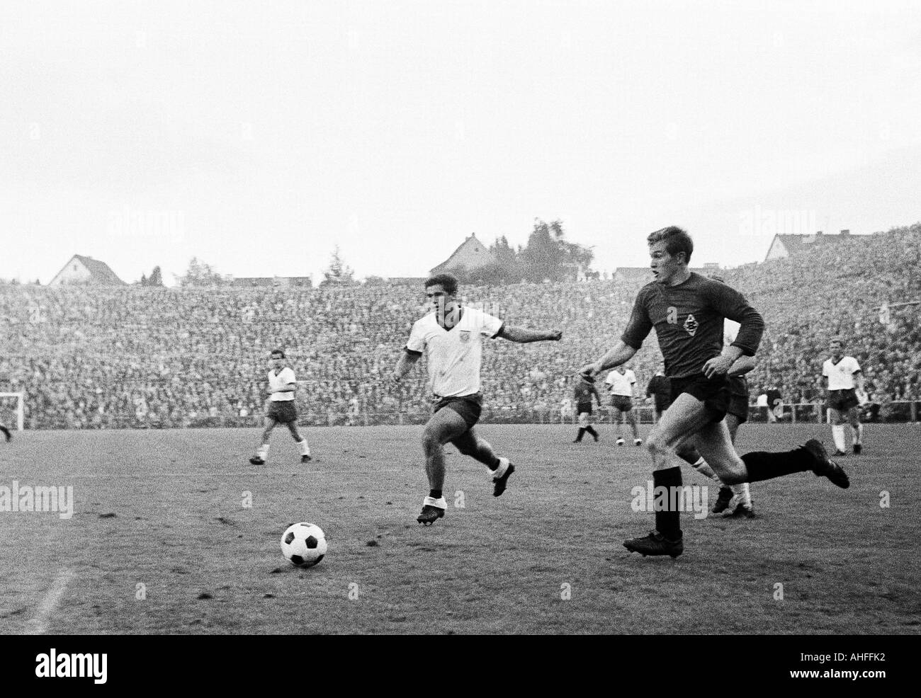 Calcio, Bundesliga, 1965/1966, Borussia Moenchengladbach contro FC Bayern Monaco 1:2, Boekelberg Stadium, scena del match, Gerd Mueller (Monaco di Baviera, a sinistra) e Jupp Heynckes (MG) Foto Stock