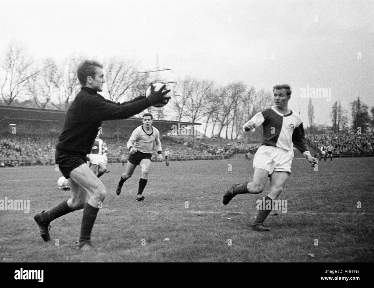 Calcio, Regionalliga Ovest, 1965/1966, Sportfreunde Hamborn 07 contro Fortuna Duesseldorf 0:1, Stadio Holtkamp im a Duisburg, scena del match, f.l.t.r. keeper Dirk Kruessenberg (Ddorf), Karl Heinz Kiss (07), Gert Wuensche (Ddorf) Foto Stock
