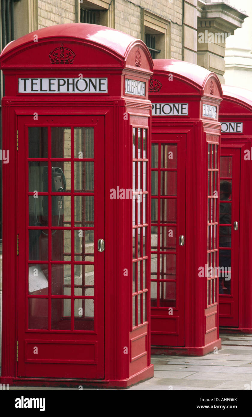 Telefono rosso chioschi vicino al Royal Opera House, Londra Foto Stock