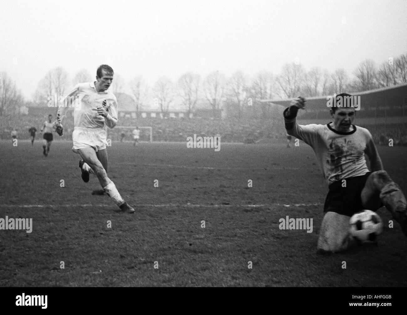 Calcio, Bundesliga, 1965/1966, Borussia Dortmund contro il Borussia Moenchengladbach 3:1, Stadio Rote Erde, scena del match, Lothar Emmerich (Dortmund) destra, sinistra Rudolf Poeggeler (MG) Foto Stock