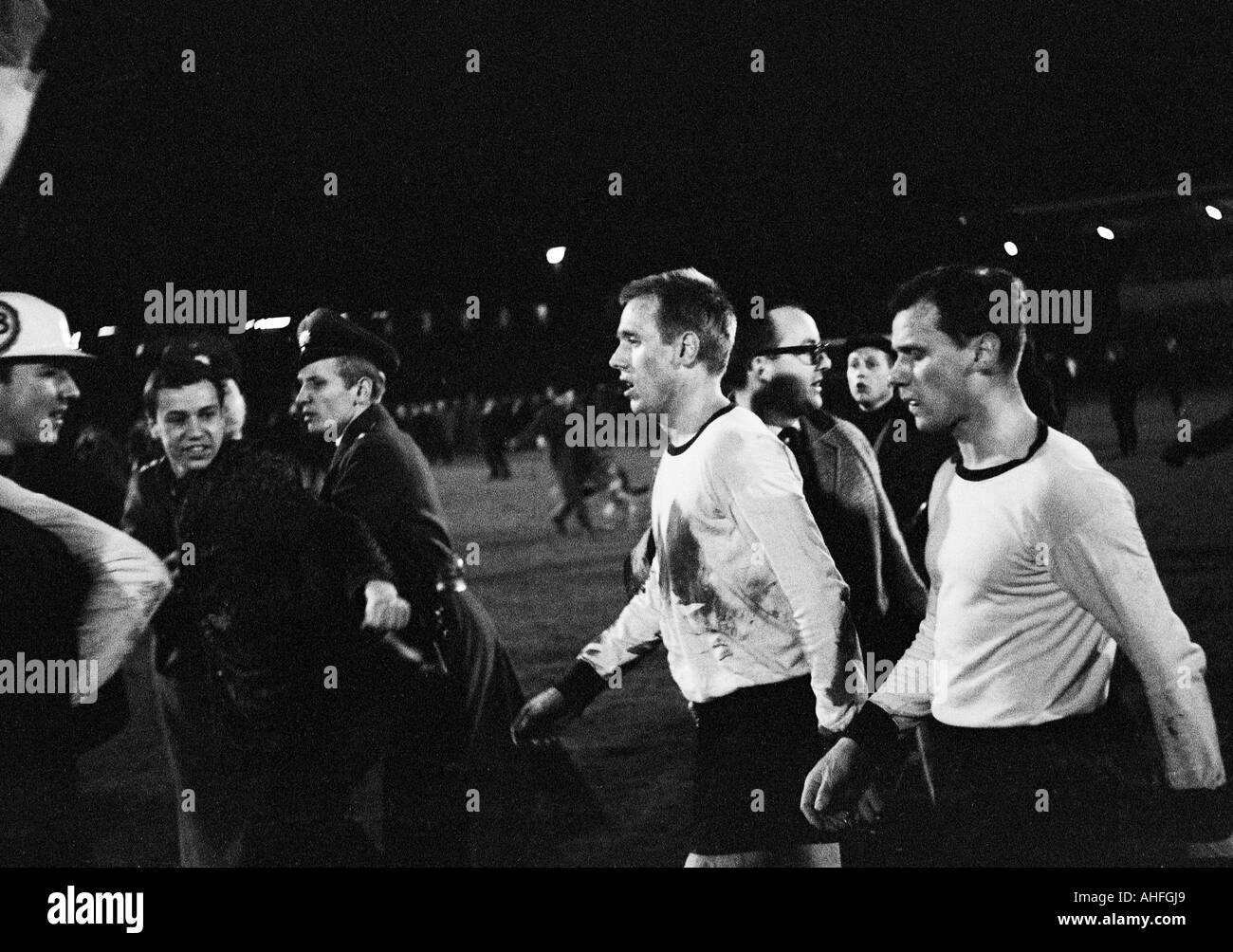 Calcio, European Cup Winners Cup, 1965/1966, quarti di finale, ritorno, Borussia Dortmund contro Atletico Madrid 1:0, Stadio Rote Erde a Dortmund, calciatori, sinistra Siegfried detenute (BVB), destra Wilhelm Sturm (BVB) Foto Stock